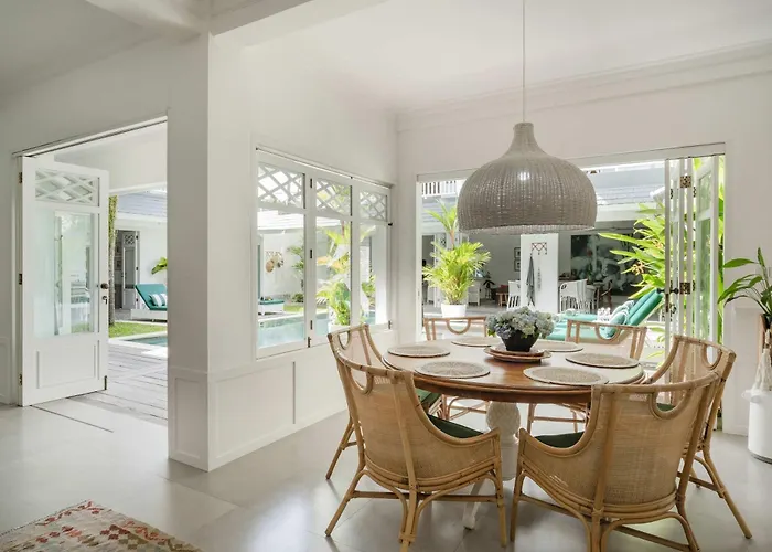Luxury 8br Walk To Double Six Villa