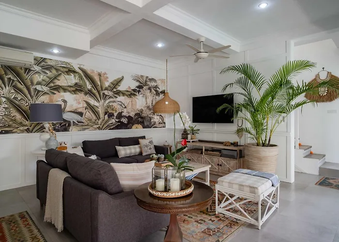 Luxury 8br Walk To Double Six Villa *
