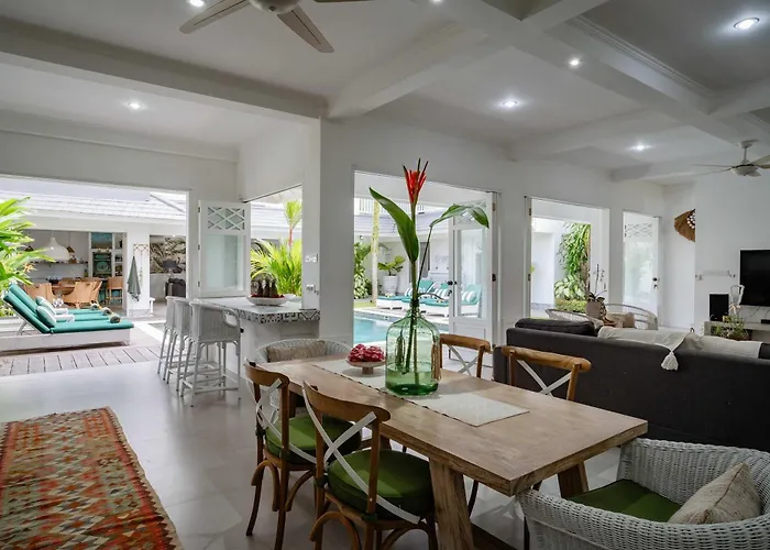 Luxury 8br Walk To Double Six