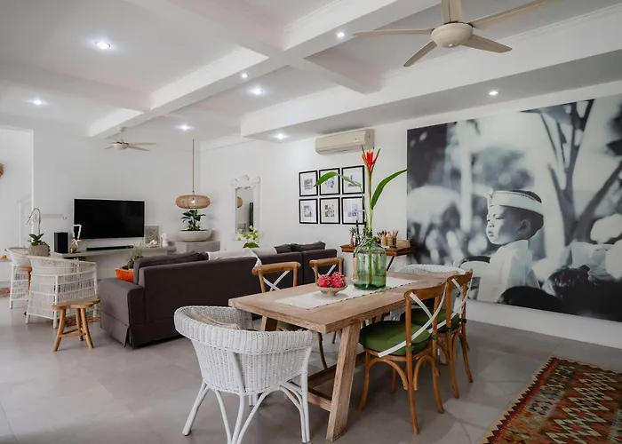 Luxury 8br Walk To Double Six Villa