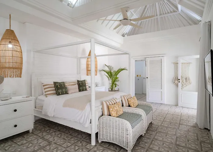 Luxury 8br Walk To Double Six Seminyak