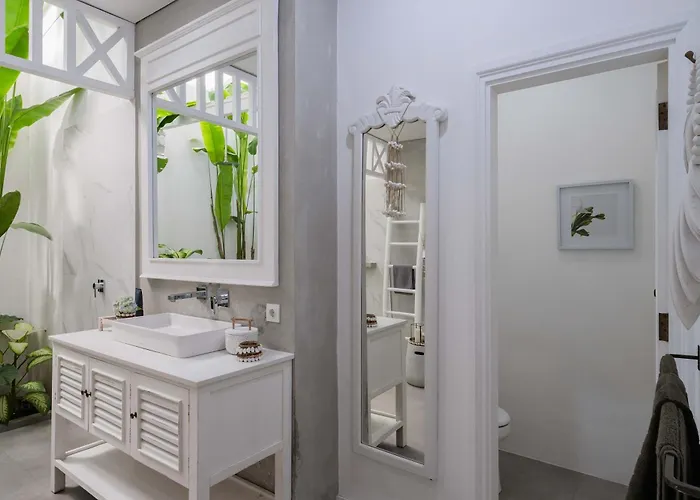 Luxury 8br Walk To Double Six Seminyak