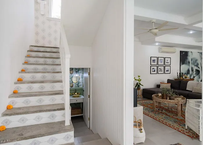Luxury 8br Walk To Double Six *