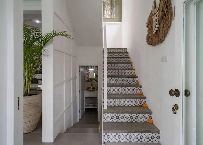 Luxury 8br Walk To Double Six Villa