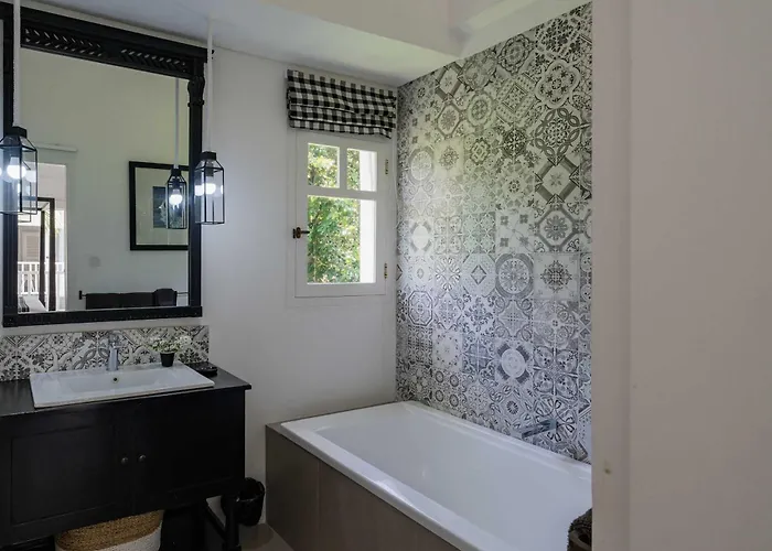 Luxury 8br Walk To Double Six