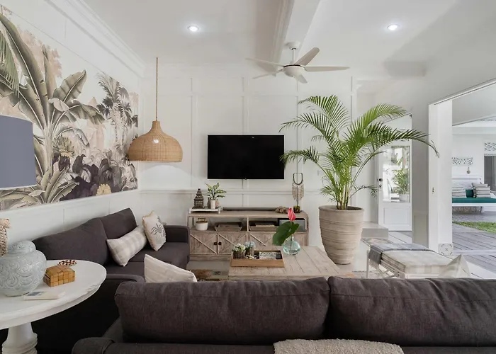 Luxury 8br Walk To Double Six