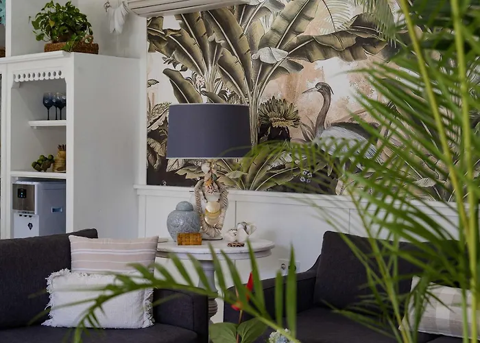Luxury 8br Walk To Double Six *