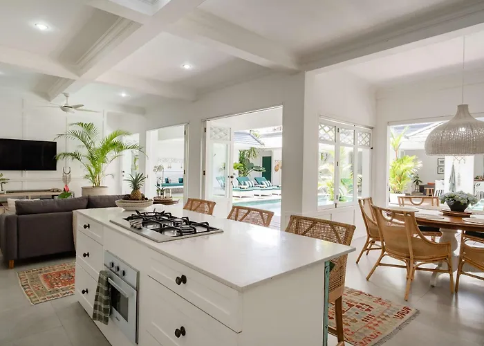 Luxury 8br Walk To Double Six Seminyak